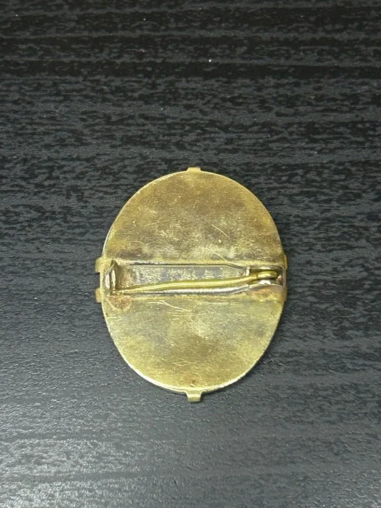 Oval Mother-of-Pearl Cabochon Pendant in Iridescent Gold - Picture 2 of 7